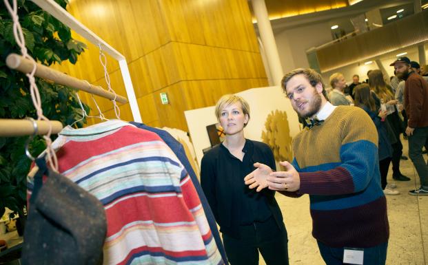 Vinderen af FSC Design Award viser sit design for Miljøminister Ida Auken